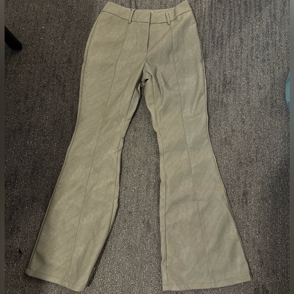 Doing Me Washed Faux Leather Flare Pant - Stone
Size: M
Brand new, just too big!